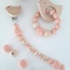 chupetero-personalizado-bebe-crochet-madera-coral