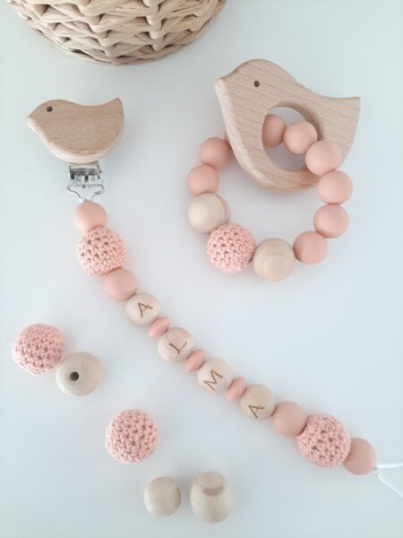 chupetero-personalizado-bebe-crochet-madera-coral