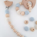 chupetero-personalizado-crochet-azul-crema-maminess