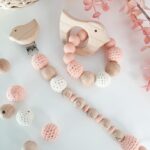 chupetero-crochet-personalizado-coral-crema-maminess