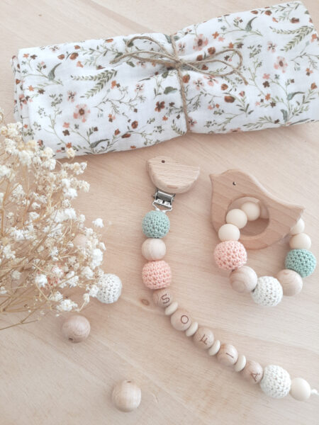 regalo-bebe-personalizado-chupetero-crochet-muselina-flores-silvestres