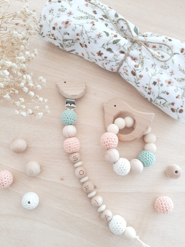 regalo-bebe-personalizado-chupetero-crochet-muselina-flores-silvestres-5