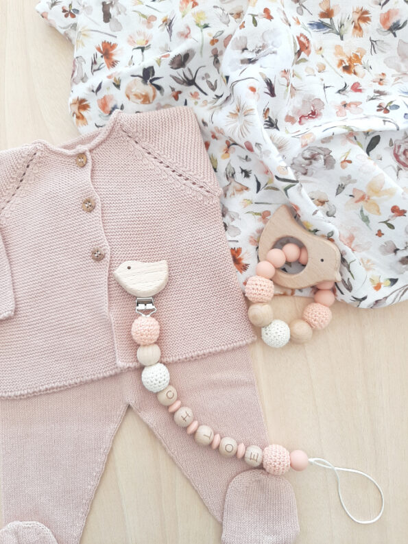 canastilla-bebe-conjunto-primera-puesta-chupetero-crochet-personalizado-muselina-flores-acuarela1