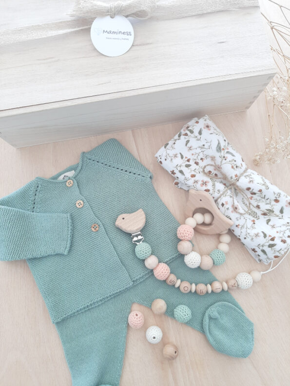 canastilla-bebe-conjunto-primera-puesta-chupetero-crochet-personalizado-muselina-flores-silvestres1