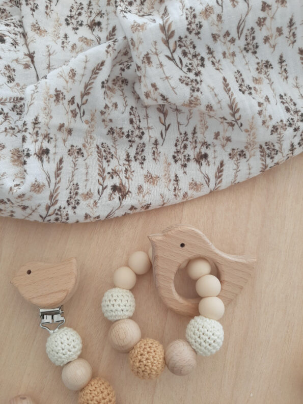 ragalo-bebe-personalizado-chupetero-crochet-muselina-flores-tostado-1