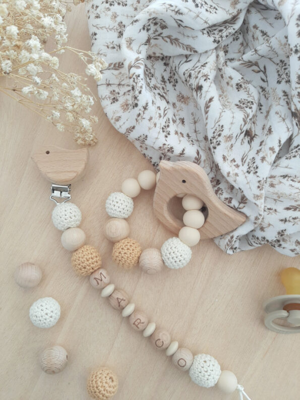 ragalo-bebe-personalizado-chupetero-crochet-muselina-flores-tostado