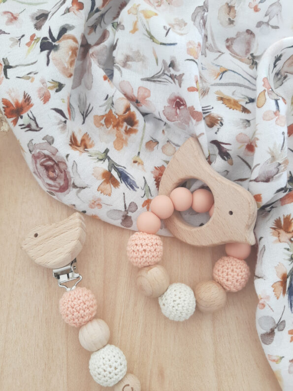 regalo-bebe-chupetero-crochet-muselina-flores-acuarela-2