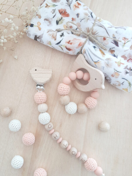 regalo-bebe-chupetero-crochet-muselina-flores-acuarela