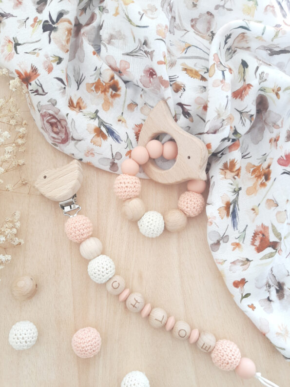 regalo-bebe-chupetero-crochet-muselina-flores-acuarela1