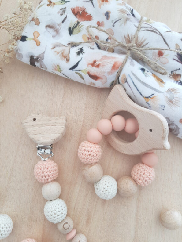 regalo-bebe-chupetero-crochet-muselina-flores-acuarela4