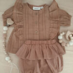 conjunto-bebe-organico-volantes-mocca