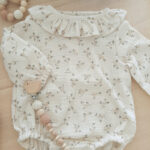 pelele-bebe-gasa-flores-beige