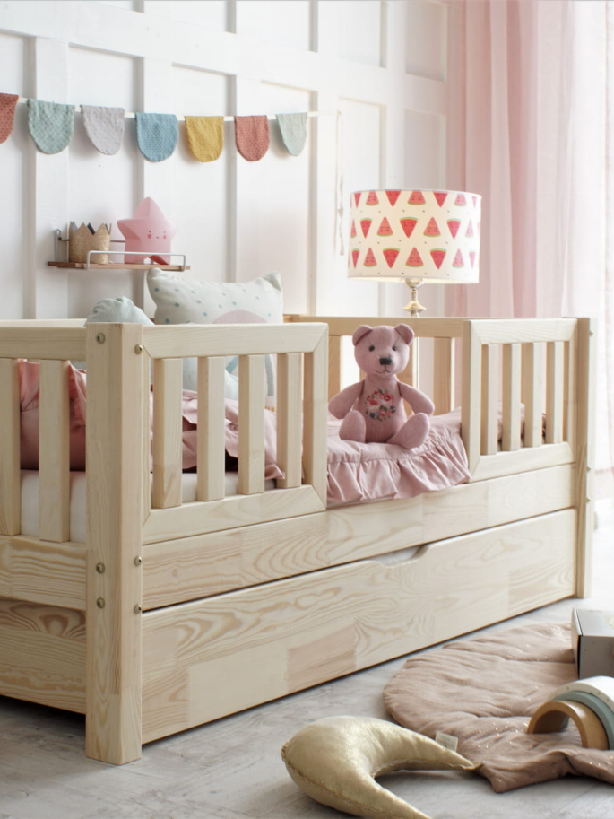 Habitación infantil en blanco y rosa con cama nido 