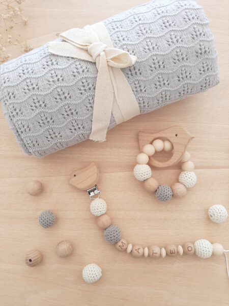 regalo-bebe-manta-calados-gris-chupetero-crochet-1