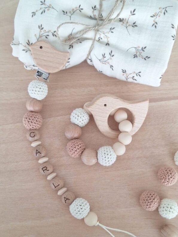 pack-regalo-bebe-chupetero-crochet-personalizado-muselina-flores-moca-1