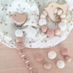 pack-regalo-bebe-chupetero-crochet-personalizado-muselina-flores-moca