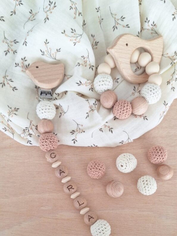 pack-regalo-bebe-chupetero-crochet-personalizado-muselina-flores-moca-2