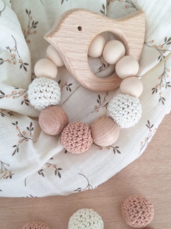 pack-regalo-bebe-chupetero-crochet-personalizado-muselina-flores-moca-4