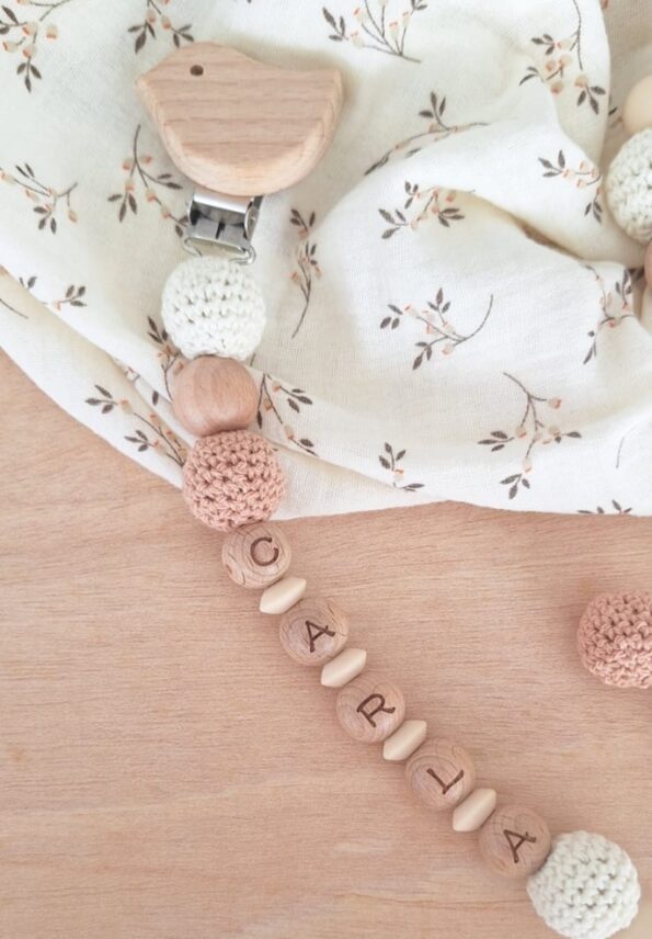 pack-regalo-bebe-chupetero-crochet-personalizado-muselina-flores-moca