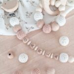 pack-regalo-bebe-chupetero-crochet-personalizado-muselina-flores-moca