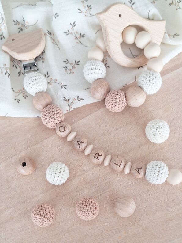 pack-regalo-bebe-chupetero-crochet-personalizado-muselina-flores-moca