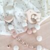 pack-regalo-bebe-chupetero-crochet-personalizado-muselina-flores-moca