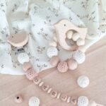 pack-regalo-bebe-chupetero-crochet-personalizado-muselina-flores-moca