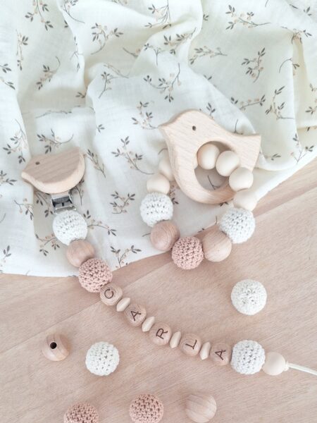 pack-regalo-bebe-chupetero-crochet-personalizado-muselina-flores-moca