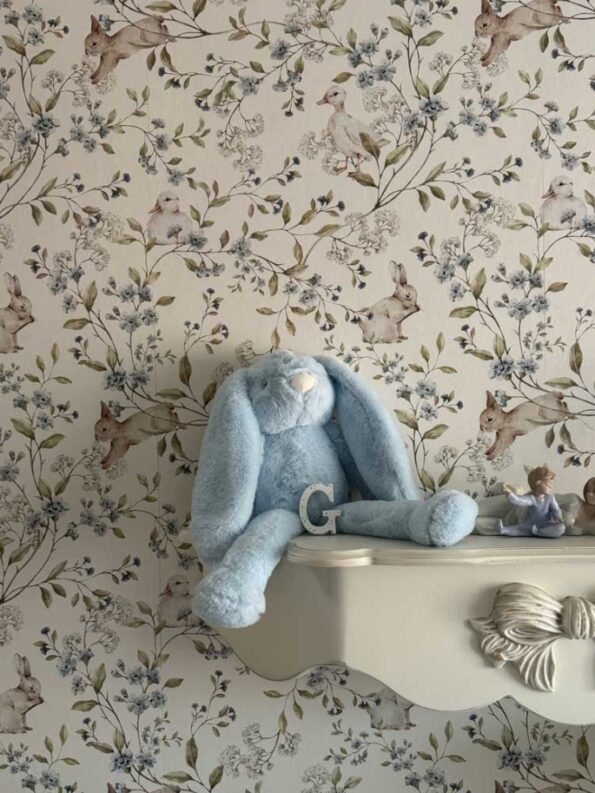 papel-pintado-infantil-vintage-flores-prado-patos-conejos-azul-beige-1