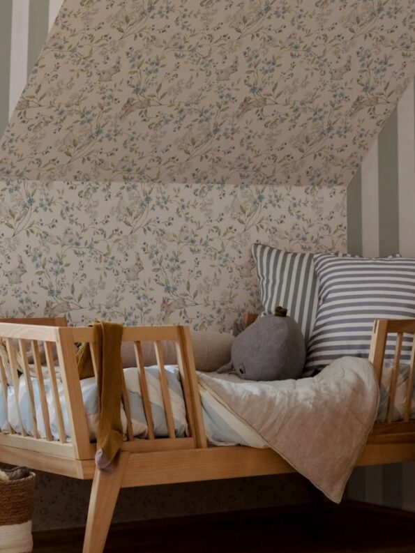 papel-pintado-infantil-vintage-flores-prado-patos-conejos-azul-beige